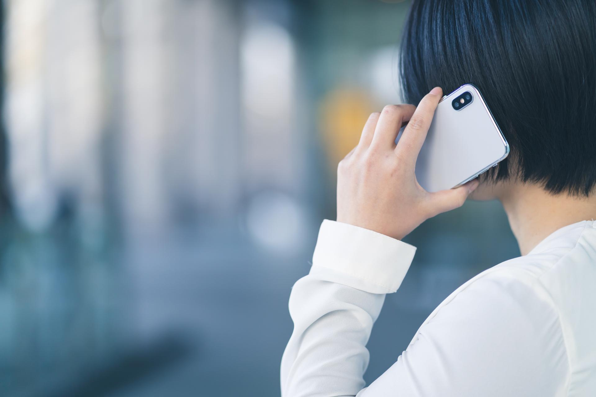 保険会社へ連絡する女性の画像