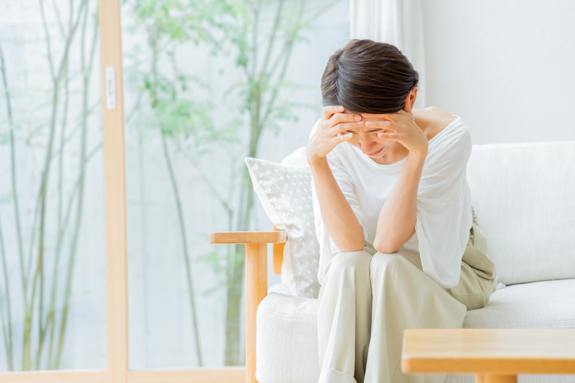 交通事故の精神的ダメージに苦しむ女性の画像
